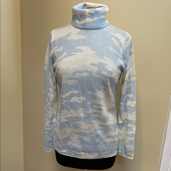New 100% cashmere Blue and Cream Camouflage Turtleneck Sweater size M - Picture 1 of 9